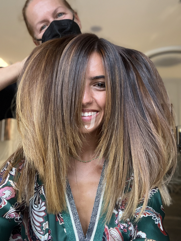 Foto di donna con capelli lunghi biondo scuro sabbia