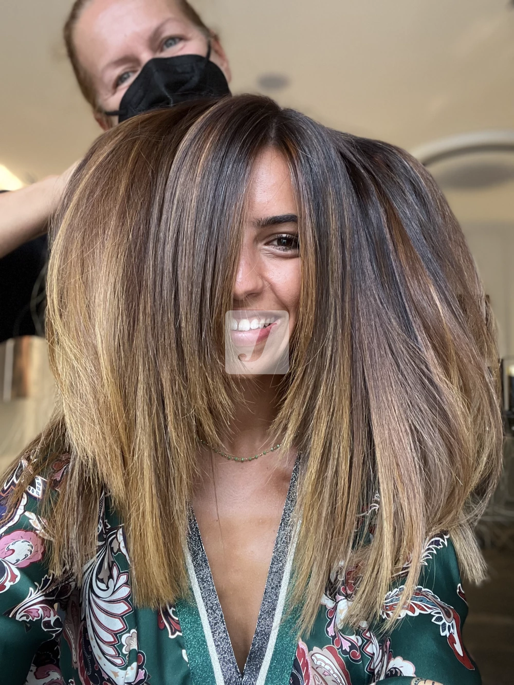 Foto di donna con capelli lunghi biondo scuro sabbia