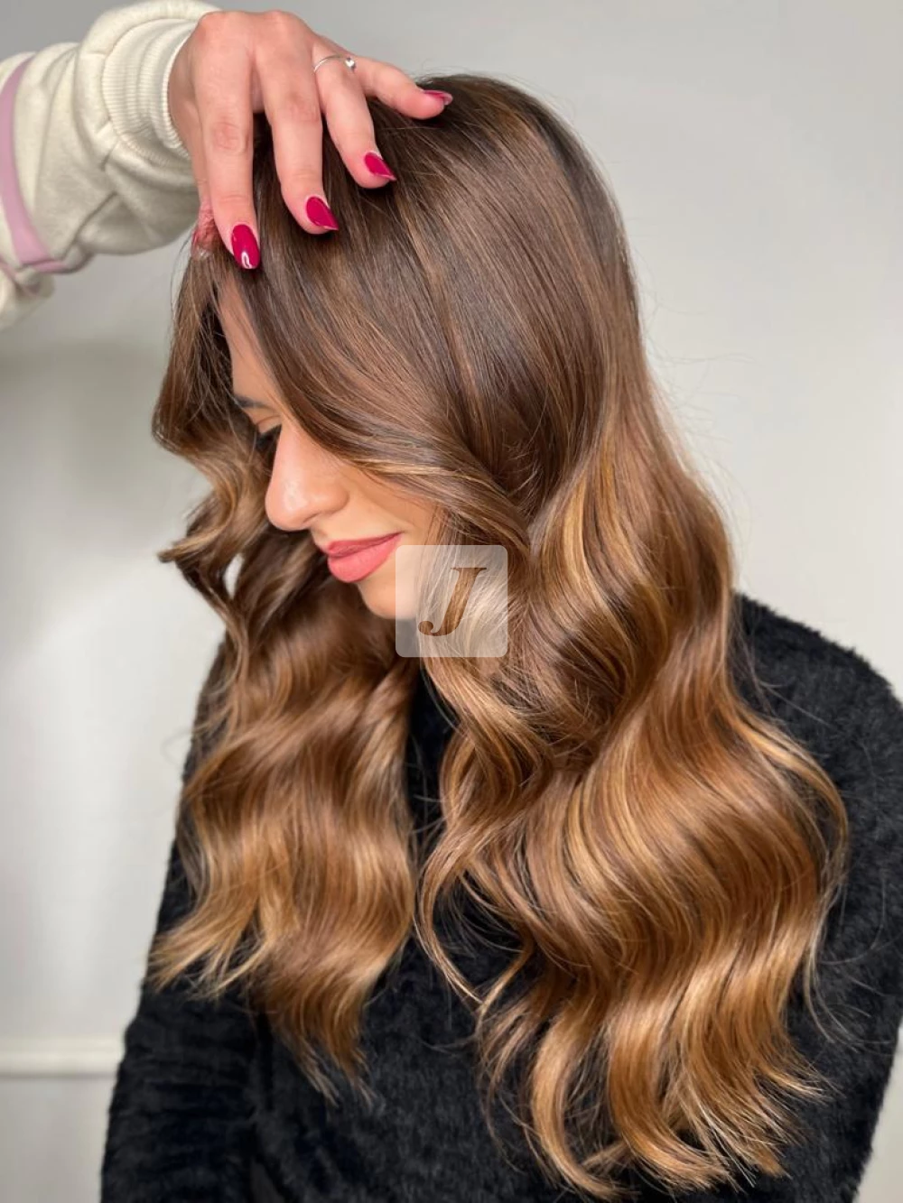 Foto di donna con capelli lunghi biondo scuro sabbia