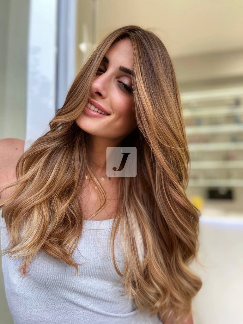 Foto di donna con capelli lunghi biondo scuro sabbia
