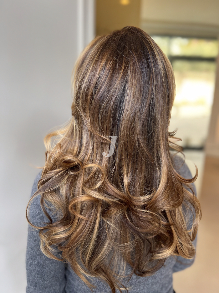 Foto di donna con capelli lunghi biondo scuro sabbia