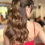 Foto di donna con capelli lunghi biondo scuro sabbia