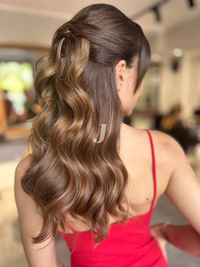 Foto di donna con capelli lunghi biondo scuro sabbia