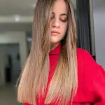 Foto di donna con capelli lunghi biondo scuro sabbia