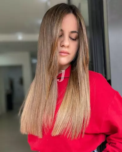 Foto di donna con capelli lunghi biondo scuro sabbia