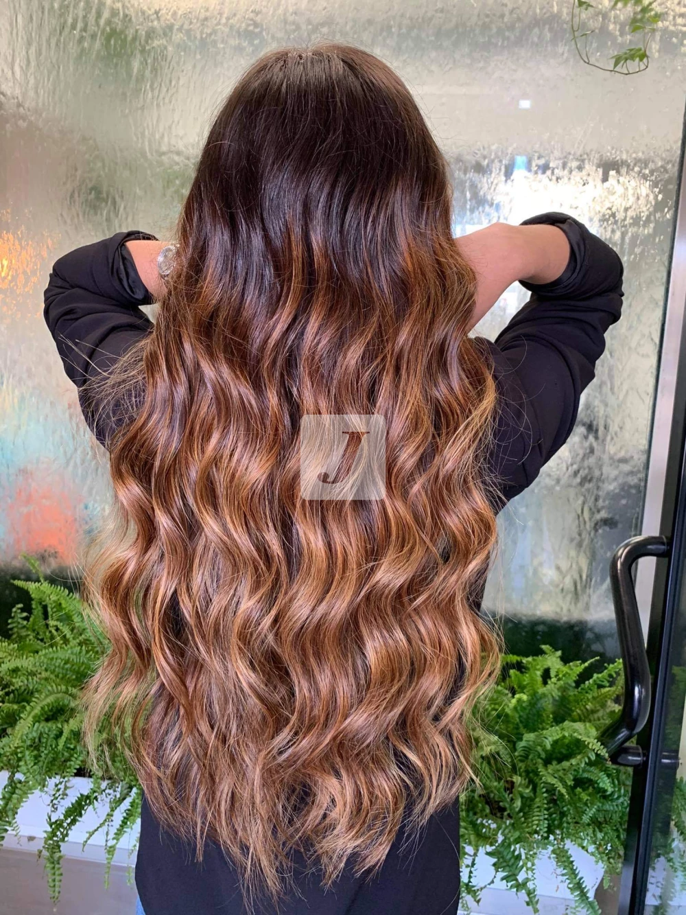 Foto di donna con capelli lunghi biondo scuro sabbia