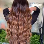 Foto di donna con capelli lunghi biondo scuro sabbia