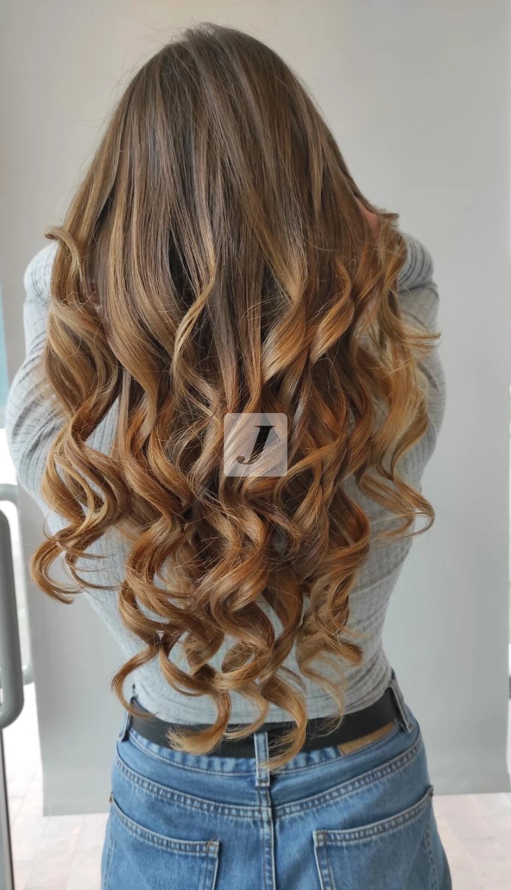 Foto di donna con capelli lunghi biondo scuro sabbia