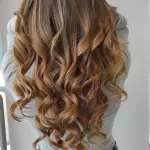 Foto di donna con capelli lunghi biondo scuro sabbia
