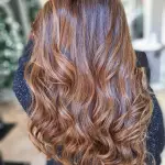 Foto di donna con capelli lunghi biondo scuro sabbia