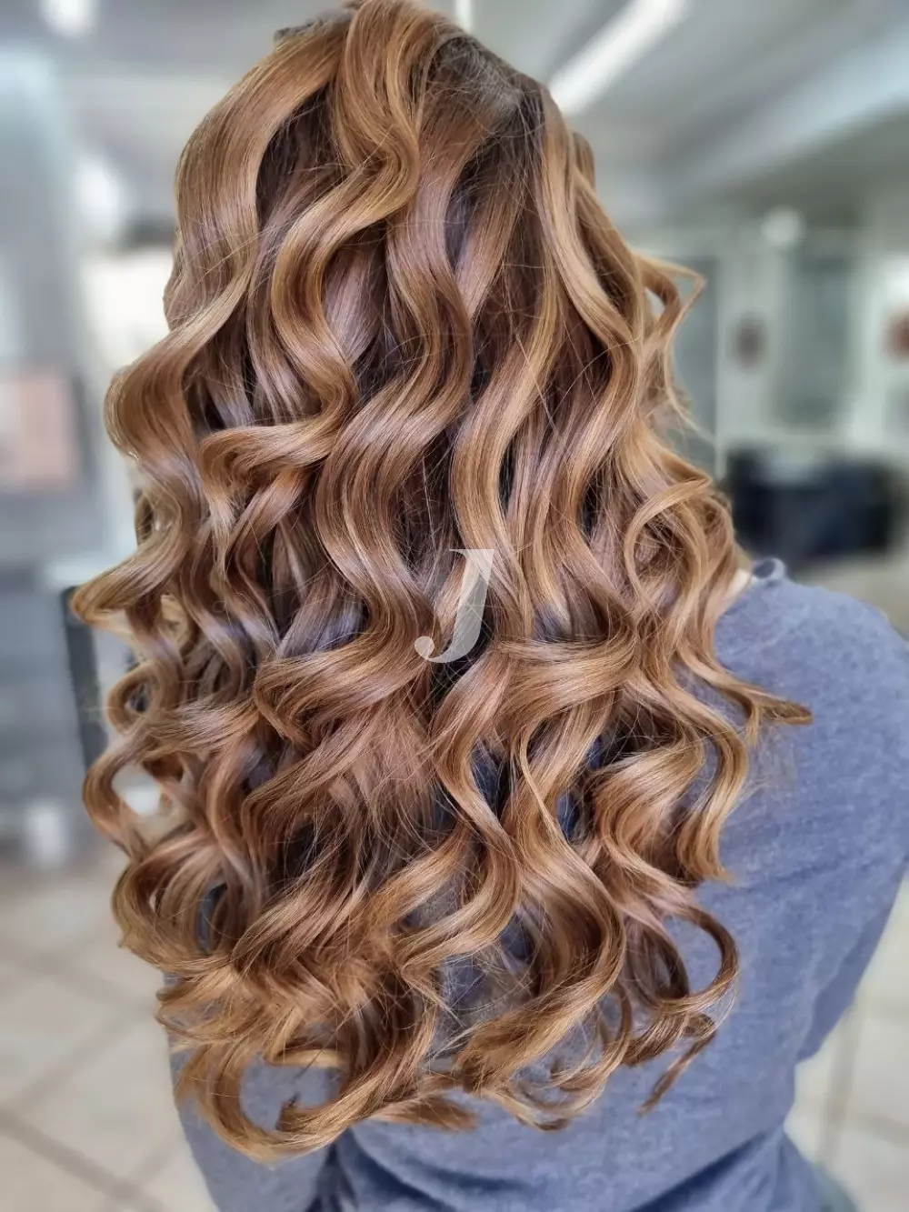 Foto di donna con capelli lunghi biondo scuro sabbia