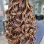 Foto di donna con capelli lunghi biondo scuro sabbia