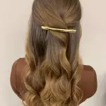 Foto di donna con capelli lunghi biondo scuro sabbia