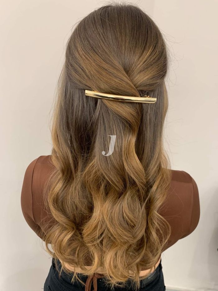 Foto di donna con capelli lunghi biondo scuro sabbia