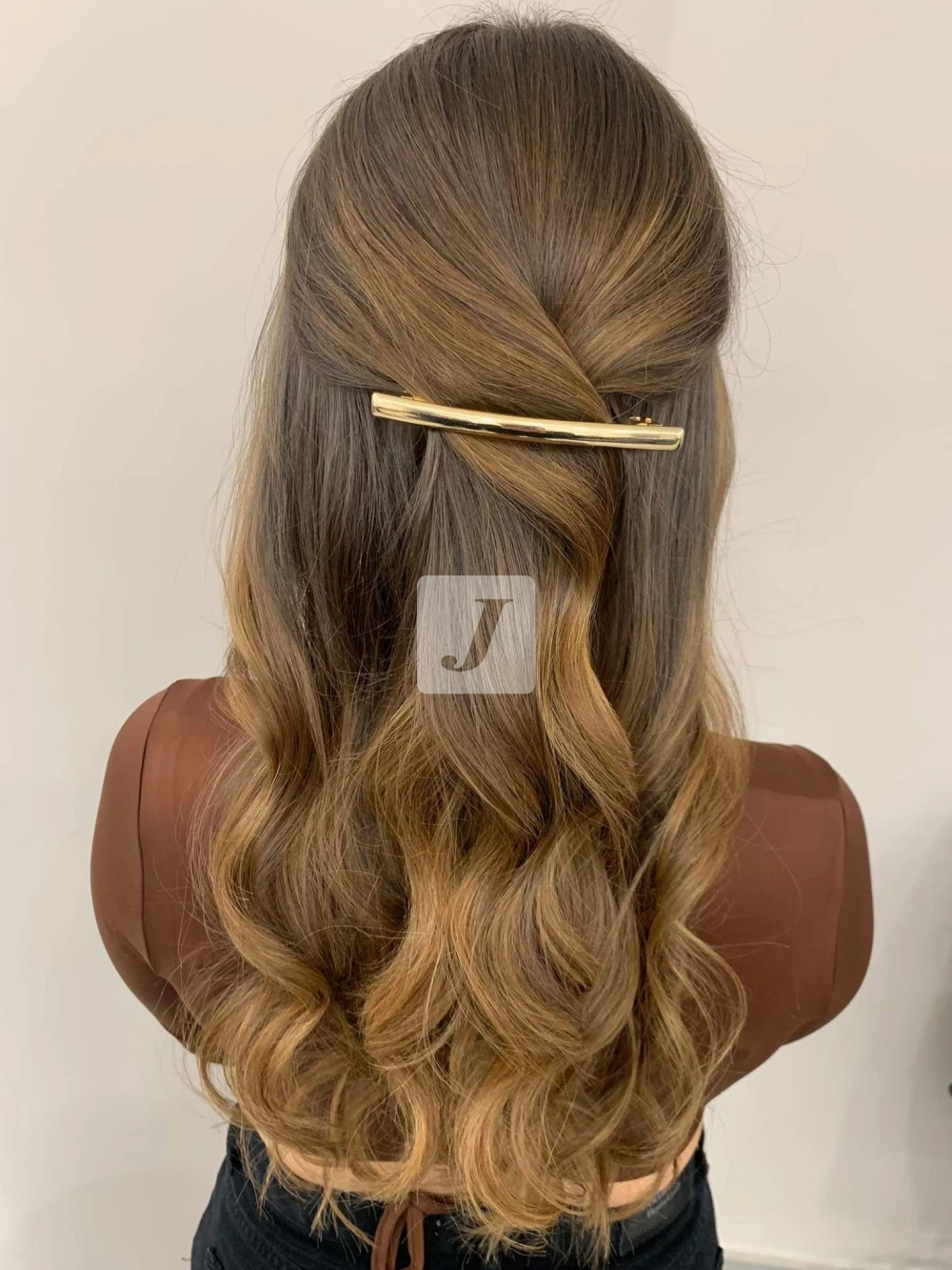 Foto di donna con capelli lunghi biondo scuro sabbia