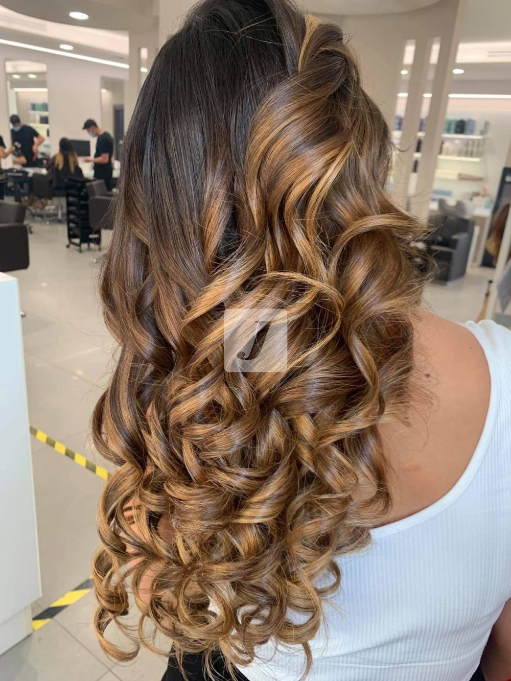 Foto di donna con capelli lunghi biondo scuro sabbia