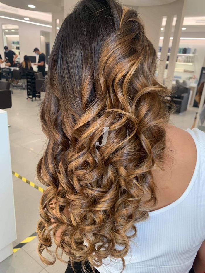 Foto di donna con capelli lunghi biondo scuro sabbia