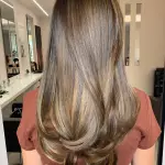 Foto di donna con capelli lunghi biondo scuro sabbia