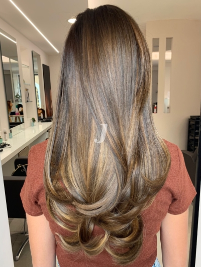 Foto di donna con capelli lunghi biondo scuro sabbia