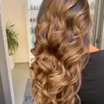 Foto di donna con capelli lunghi biondo scuro sabbia