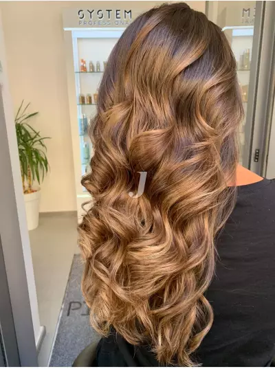 Foto di donna con capelli lunghi biondo scuro sabbia