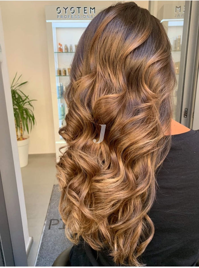 Foto di donna con capelli lunghi biondo scuro sabbia