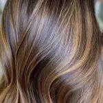 Foto di donna con capelli lunghi biondo scuro sabbia