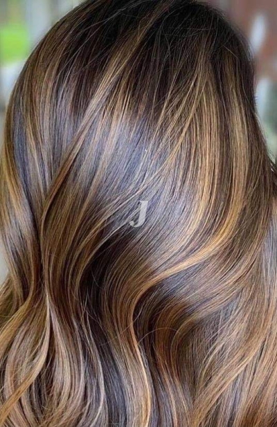 Foto di donna con capelli lunghi biondo scuro sabbia