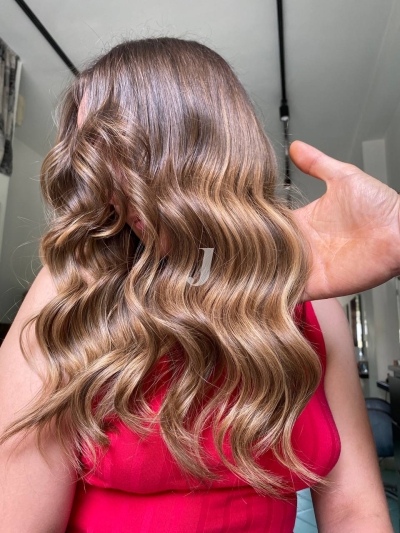 Foto di donna con capelli lunghi biondo scuro sabbia