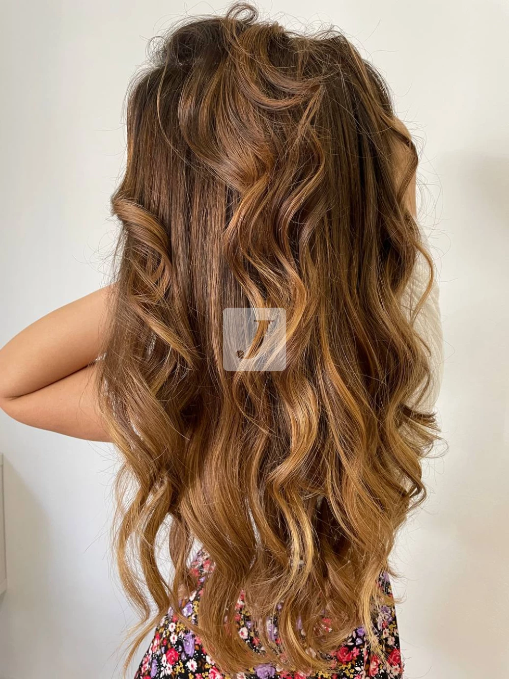 Foto di donna con capelli lunghi biondo scuro sabbia