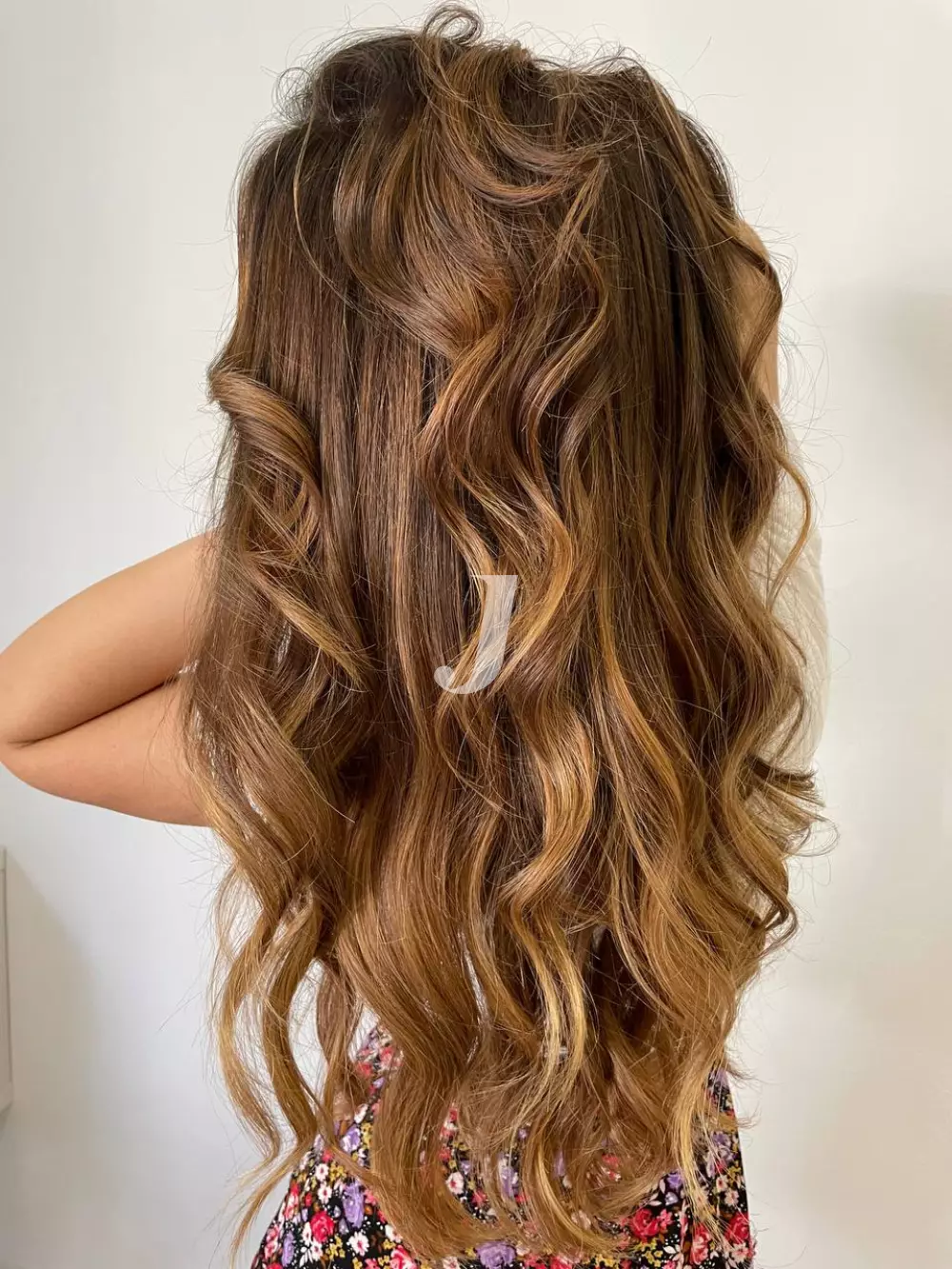 Foto di donna con capelli lunghi biondo scuro sabbia