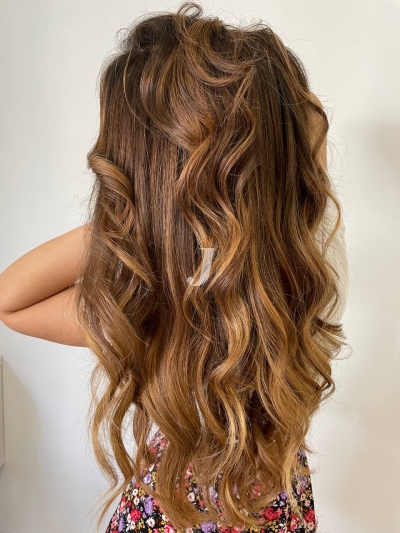 Foto di donna con capelli lunghi biondo scuro sabbia