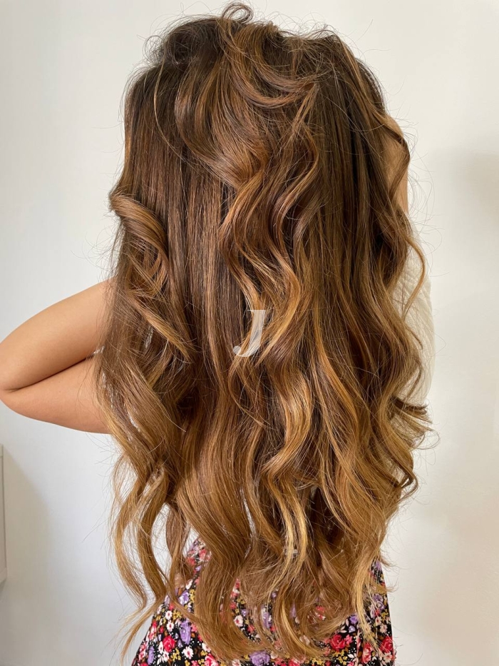 Foto di donna con capelli lunghi biondo scuro sabbia