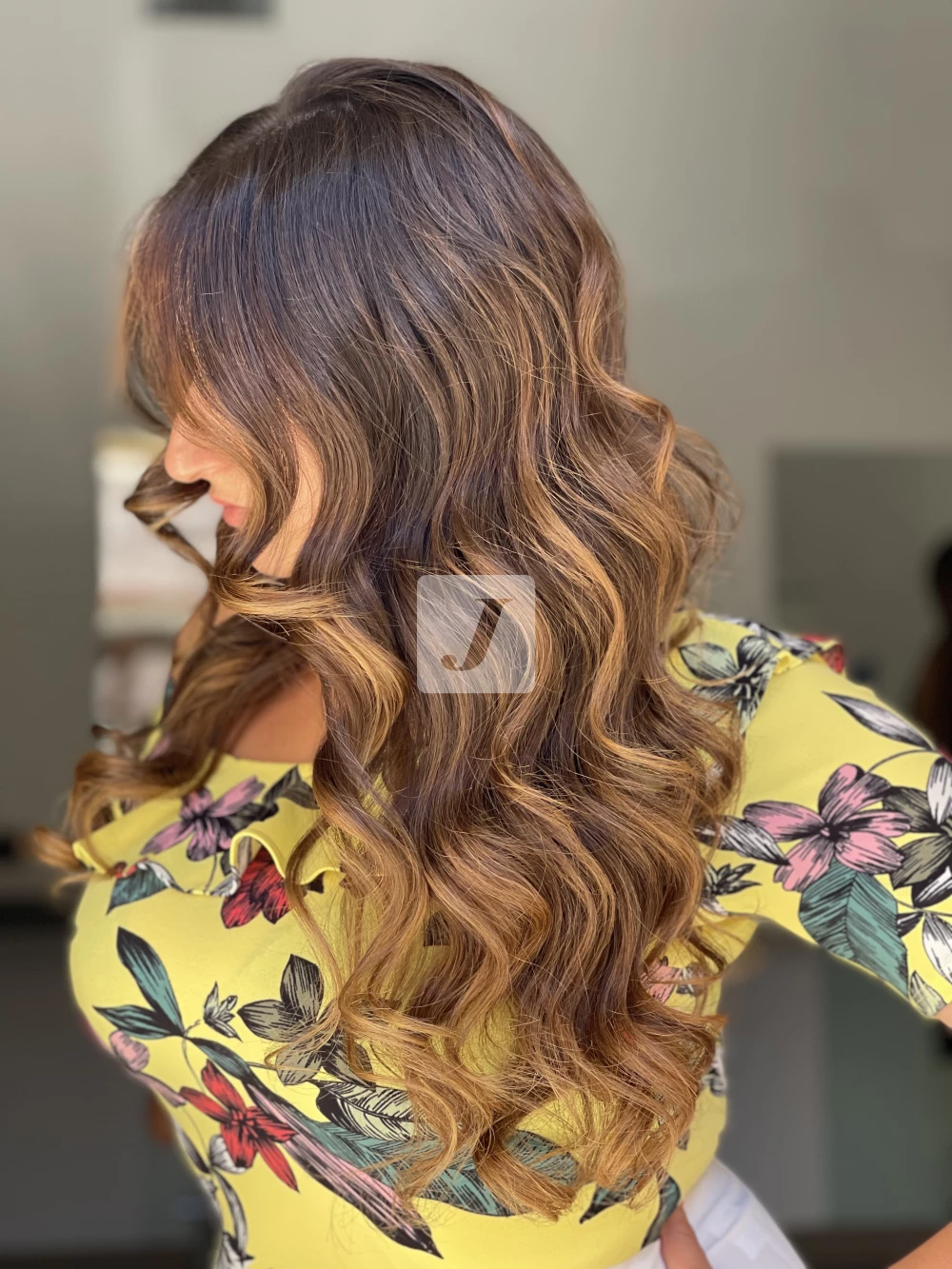 Foto di donna con capelli lunghi biondo scuro sabbia