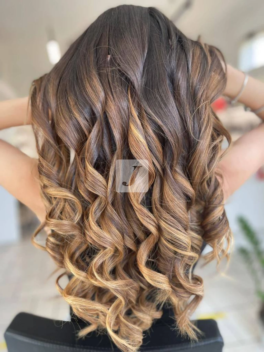 Foto di donna con capelli lunghi biondo scuro sabbia