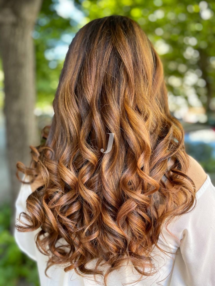 Foto di donna con capelli lunghi biondo scuro sabbia