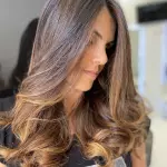 Foto di donna con capelli lunghi biondo scuro sabbia