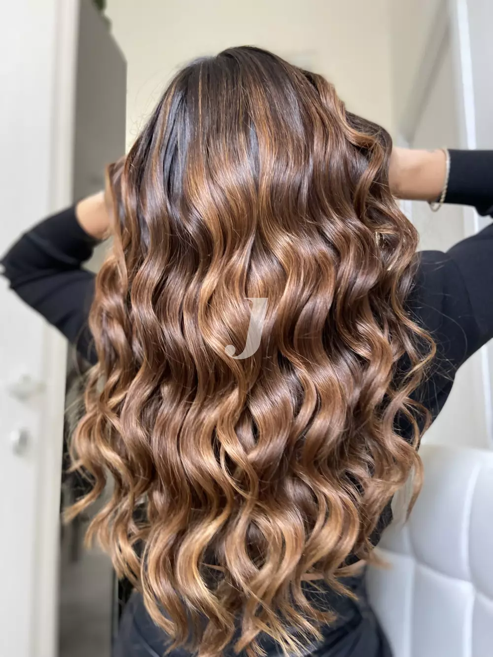 Foto di donna con capelli lunghi biondo scuro sabbia