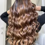 Foto di donna con capelli lunghi biondo scuro sabbia
