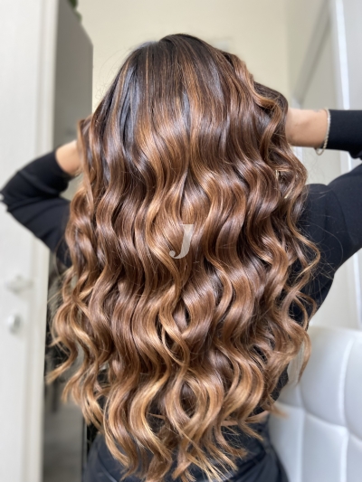 Foto di donna con capelli lunghi biondo scuro sabbia