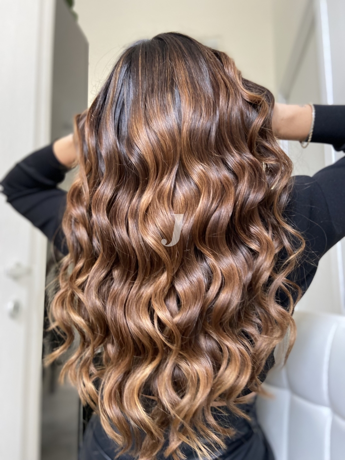 Foto di donna con capelli lunghi biondo scuro sabbia