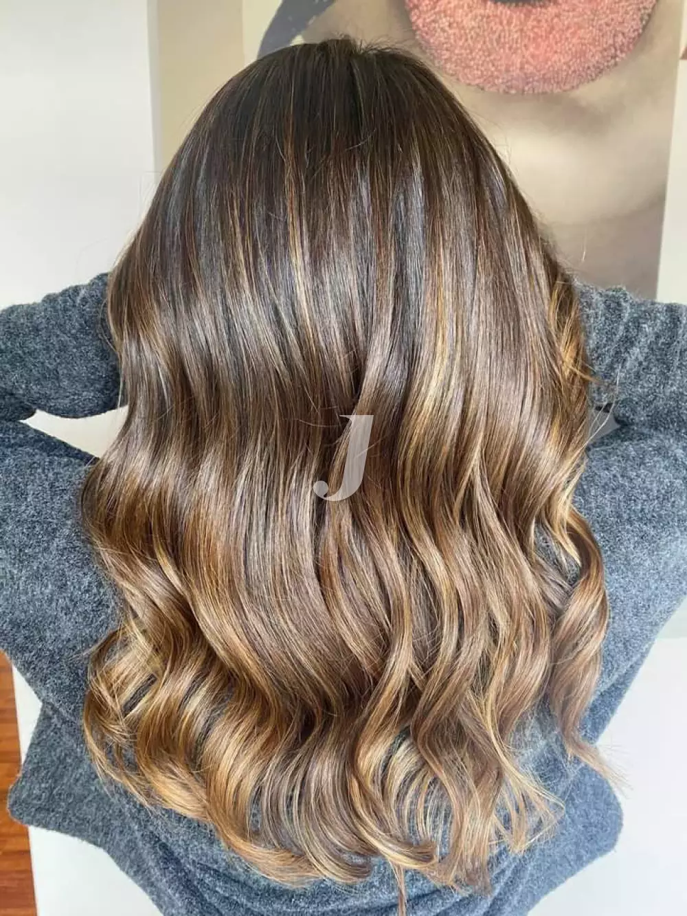 Foto di donna con capelli lunghi biondo scuro sabbia