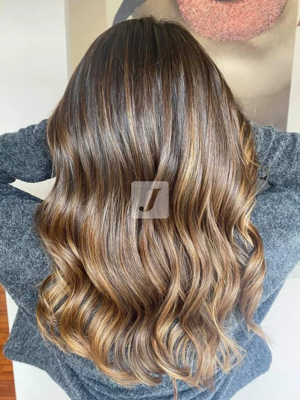 Foto di donna con capelli lunghi biondo scuro sabbia