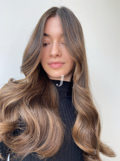 Foto di donna con capelli lunghi biondo scuro sabbia