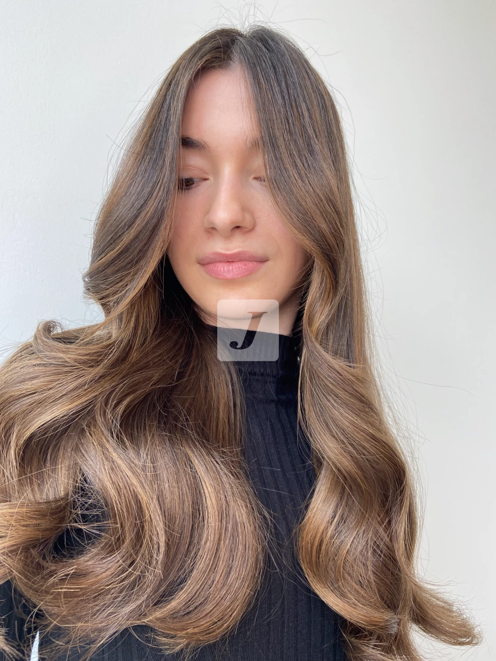 Foto di donna con capelli lunghi biondo scuro sabbia