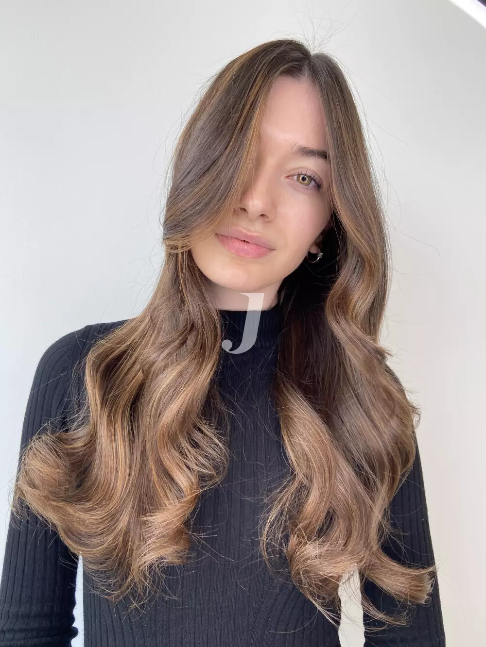 Foto di donna con capelli lunghi biondo scuro sabbia