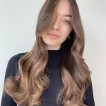Foto di donna con capelli lunghi biondo scuro sabbia