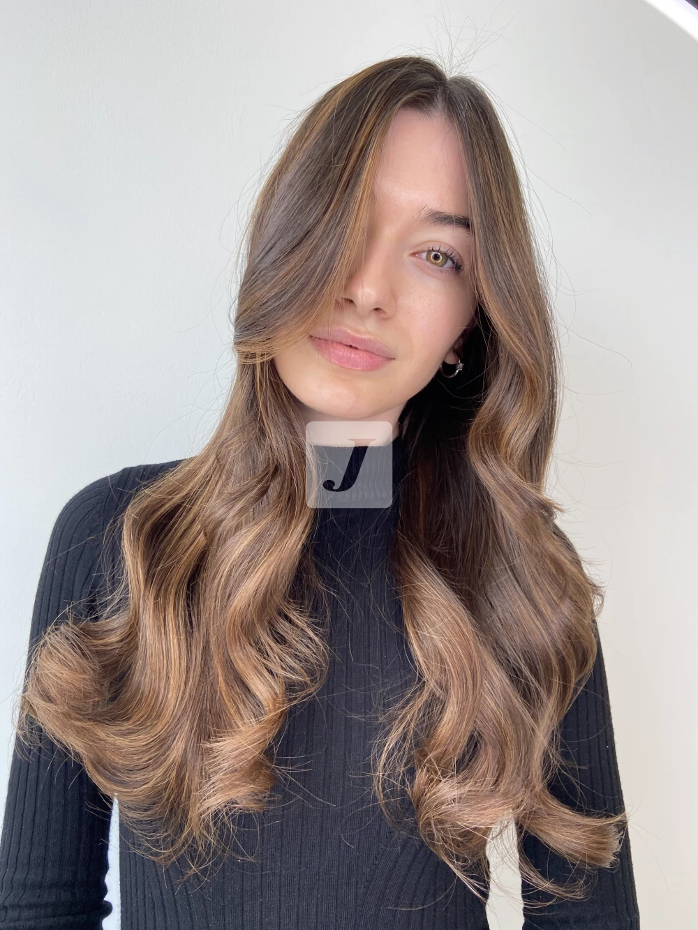 Foto di donna con capelli lunghi biondo scuro sabbia
