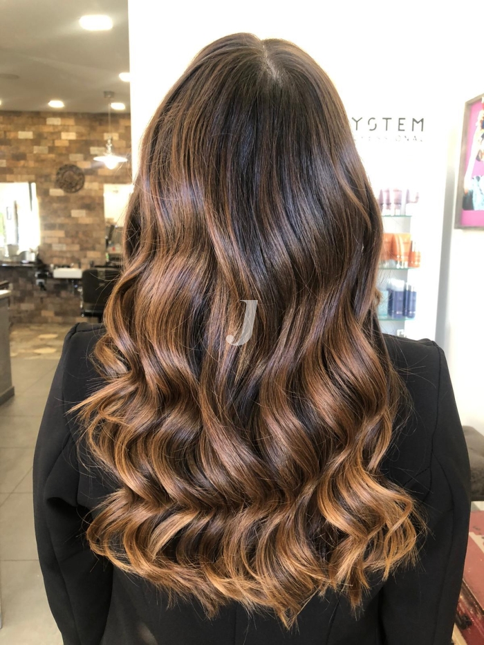 Foto di donna con capelli lunghi biondo scuro sabbia