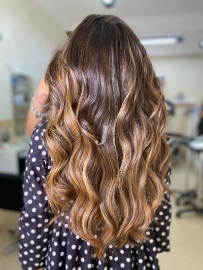 Foto di donna con capelli lunghi biondo scuro sabbia